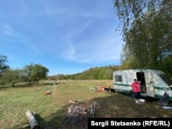 Фермер ставить табір та майструє огорожу під струмом, аби убезпечити отару