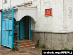 У гэтым клюбе ў калёніі на Кальварыйскай месьціліся царква, а таксама бібліятэка, дзе на пачатку 2000-х працаваў вязень Бандажэўскі. У той час пад яго кіраўніцтвам група зьняволеных правяла экспэрымэнт з кольчатымі чарвямі на вартасьць гарбаты