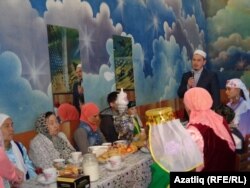 Сарапул мәчете имамы Әхмәт хәзрәт Халиков чыгыш ясый