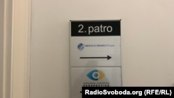 Табличка біля офісу Britico Product у Празі