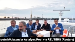 Премьер-министры стран-членов ЕАЭС Дмитрий Медведев (второй справа), Казахстана Бахытжан Сагинтаев (справа), Армении Никола Пашинян (на переднем плане слева), Беларуси Андрей Кобяков (слева), Кыргызстана Мухаммедкалый Абылгазиев (третий справа).