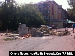 Будівництво на місці майбутнього скверу імені Стуса, Донецьк