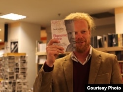 Томаш Седлачек во время презентации своей книги "Экономия добра и зла"