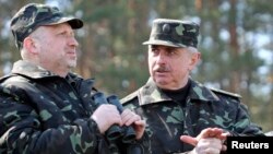 Украинанын президентинин милдетин аткаруучу Александр Турчинов жана коргоо министри Михайло Ковал.