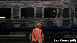 За даними компанії, в результаті прямого влучання в приміщення вокзалу після нічого обстрілу пошкоджений дах будівлі, вибиті вікна. Фото ілюстративне 