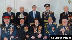 Асек Урмамбетов жана башка ардагерлер президент Атамбаев менен