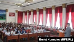 Ош мэри Айтмамат Кадырбаев программасын коргоп жаткан учуру.