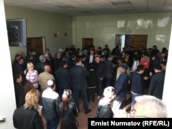 Сторонники Мурата Суталинова (в Бишкекском горсуде).