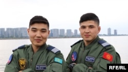 Адисбек Жакыпбаев досу менен.