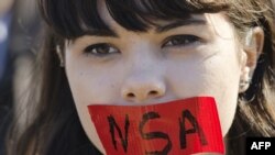 Вашингтондогу демонстрациянын катышуучусу. 26-октябрь, 2013-жыл.