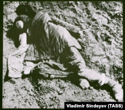 УКРАЇНА – Фото з виставки «Розсекречена пам’ять» у Києві, де були представлені документи з архівів Служби безпеки України про Голодомор 1932-1933 років. Київ, листопад 2006 року