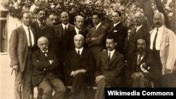 Учасники установчого з'їзду Українського союзу хліборобів-державників. Рейхенау, 4–8 червня 1922 року. Зліва направо сидять: Іван Леонтович, гетьман Павло Скоропадський, В'ячеслав Липинський, Людвіг Сідлецький; стоять Михайло Тимофіїв, Микола Кочубей, Адам Монтрезор, Андрій Білопольський, Михайло Савур-Ципріянович, Ігор Лоський, Володимир Залозецький, Сергій Шемет, Олександр Скоропис-Йолтуховський