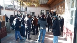 Маянасын ала албаган жумушчулар жол куруучу компаниянын кеңсесине топтолушту.