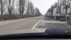 Ось як напередодні виглядав один з пунктів пропуску: фури стоять в черзі