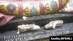 Биючеләр чиратлашып Нуриев каберенә үз бию башмакларын - пуантларын китерә