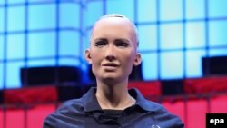 Saud Arabystanynyň 'robot raýaty' bolan Sofiýa atly adama meňzeş robot. Arhiw suraty.