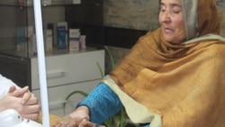 ضیاگل برای تداوی تکلیف جلدی اش نزد متخصص امراض جلدی آمده است.