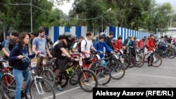 Команды выстроились для старта. Чуть впереди — капитаны. Алматы. 13 сентября 2015 года.