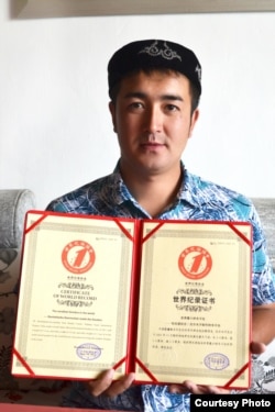 Болатбек Каримханулы, авторсамой маленькой домбры в мире, со свидетельством занесения в книгу рекордов Гиннесса. Фото из личного архива Болатбека Каримханулы.