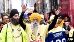 سینگ در سال ۲۰۱۲ مشعل‌دار المپیک لندن بود و در سال ۲۰۱۵ مدال امپراتوری بریتانیا را به پاس خدماتش به ورزش و امور خیریه دریافت کرد