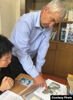 Исраил Кондубаев менен анын архиви.