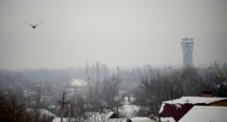 2 грудня 2014 року. У правій частині кадру – диспетчерська вишка аеропорту Донецька