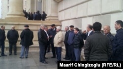 Сторонники находящегося в заключении Али Инсанова у здания Верховного суда Азербайджана, где проходят слушания по делу Инсанова. Баку, 15 ноября 2013 года.