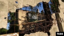 Пошкодження будівлі артилерійським снарядом у Горлівці, 30 липня 2014 року