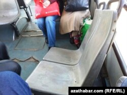 Внутри автобуса, курсирующего в Туркменабаде