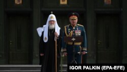 Патрыярх Кірыл у храме ў Маскве з тагачасным міністрам абароны Расеі Сяргеем Шайгу, 2020 год