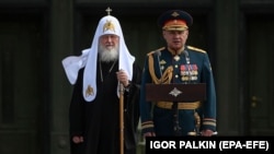 Патріарх Московський Кирило і тодішній міністр оборони Росії Сергій Шойгу в головному храмі російських збройних сил у Підмосков’ї, 14 липня 2020 року