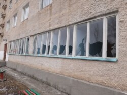 Разбитые окна в здании общежития.