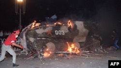 4 июня. Военная техника, горящая на Тяньаньмэнь.