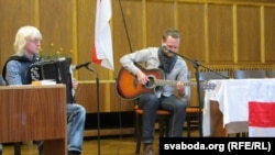 Выступае гурт "Босае Сонца"