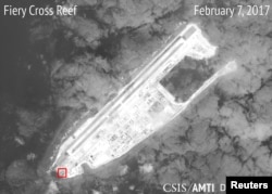 Китайские сооружения на искусственном острове Огненный Крест в Южно-китайском море, февраль 22, 2017 год