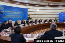Участники заседания Общенациональной коалиции демократических сил «Казахстан – 2050» в Астане. 17 февраля 2015 года.