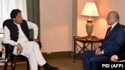 زلمی خلیلزاد نماینده ویژهٔ امریکا برای صلح افغانستان با عمران خان صدراعظم پاکستان.