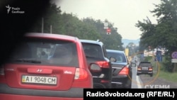 За кілька кілометрів на узбіччі лісу на цей кортеж уже чекав позашляховик