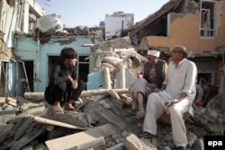 Жергиликтүү тургундар бомба жардыруусунан кийин. Кабул. 7-август, 2015
