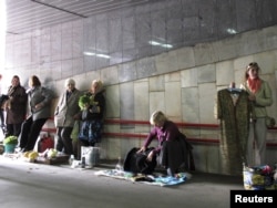 Импровизированный базарчик, где продают кое-что из одежды и нехитрую снедь. Минск, 15 сентября 2011 года.