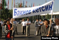 Айрым кыргыз жарандары оппозициячыл нааразылык жыйынына катышып жаткан учур. Бишкек. 12.9.2006.
