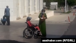 Maýyp çaga we ene (Illýustrasiýa suraty)