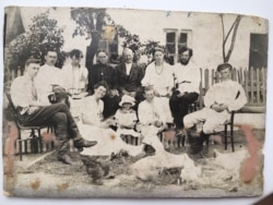 Родина Кирпенків біля флігеля, 1921 рік