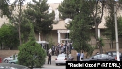 Назди бинои Додгоҳи вилояти Суғд