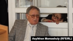 Подсудимая Кульпаш Утемисова общается со своим адвокатом Владимиром Поповым. Алматы, 5 мая 2014 года.