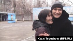 20-летний призывник из Алматы Ербол Абдыкеров прощается с матерью.