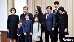 Өзбекстандын президенти үй-бүлөсү менен.