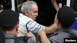 Орусияда өткөн жылкы демонстрациялардын көбү кармоолор менен аяктады.