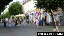 Перадвыбарчы пікет у Магілёве. Зьлева — Ўладзімер Шанцаў