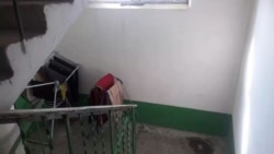 Ýaşaýjylar kir serilýän gurallaryny jaýlaryň içindäki basgançaklarda ýerleşdirýärler